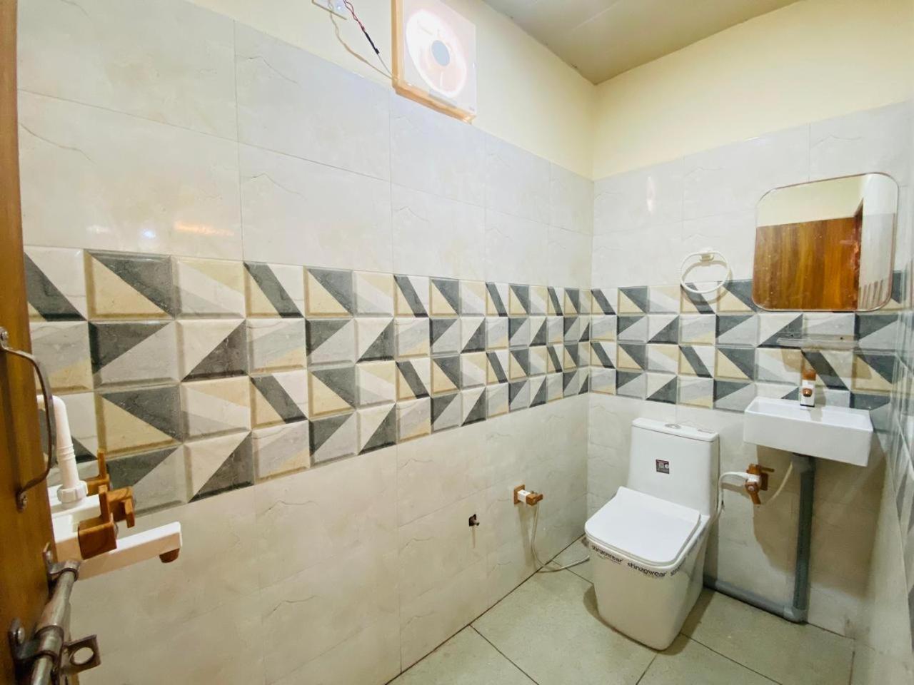מטורה The Raman Palace- A Budget Hotel מראה חיצוני תמונה